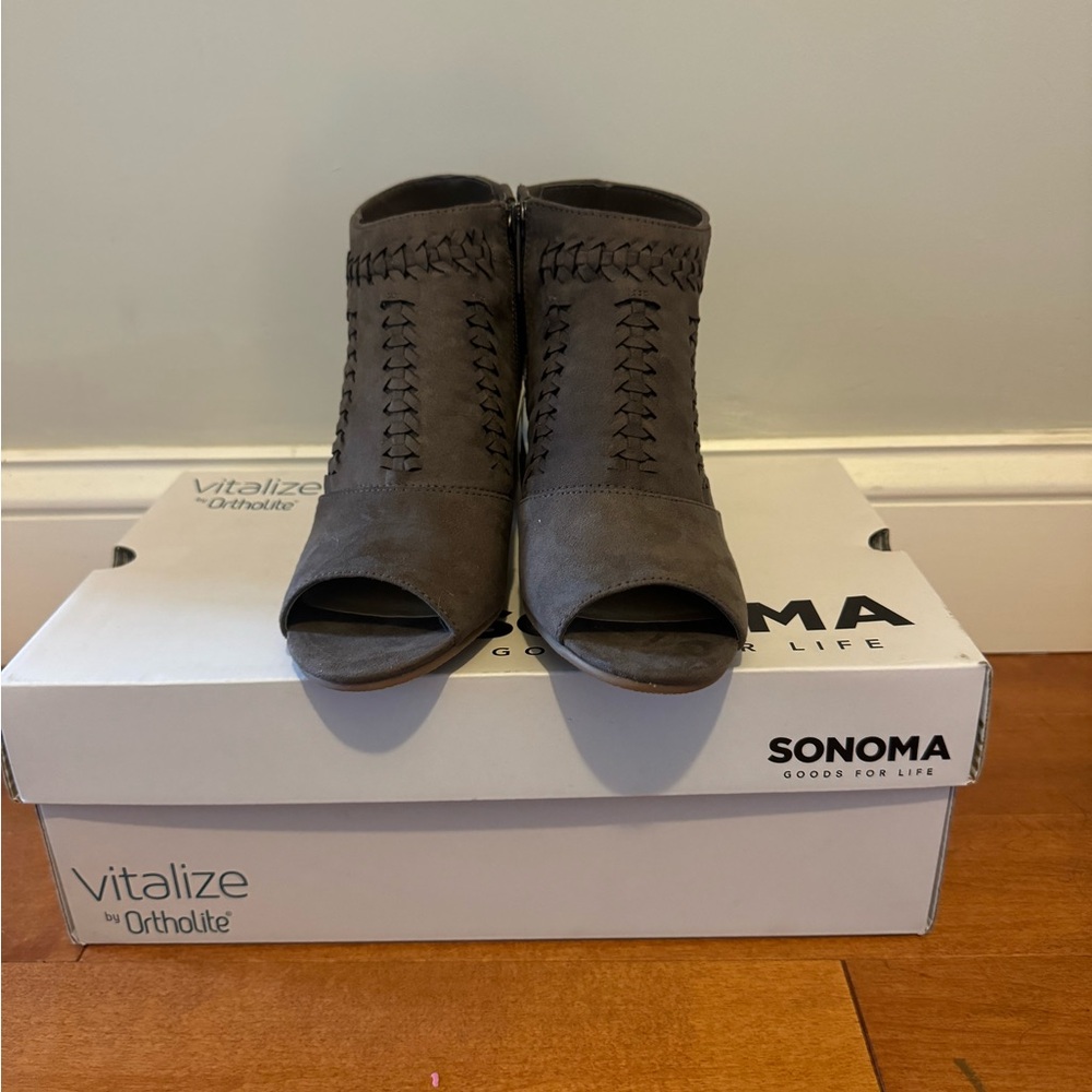 Open toe shoes